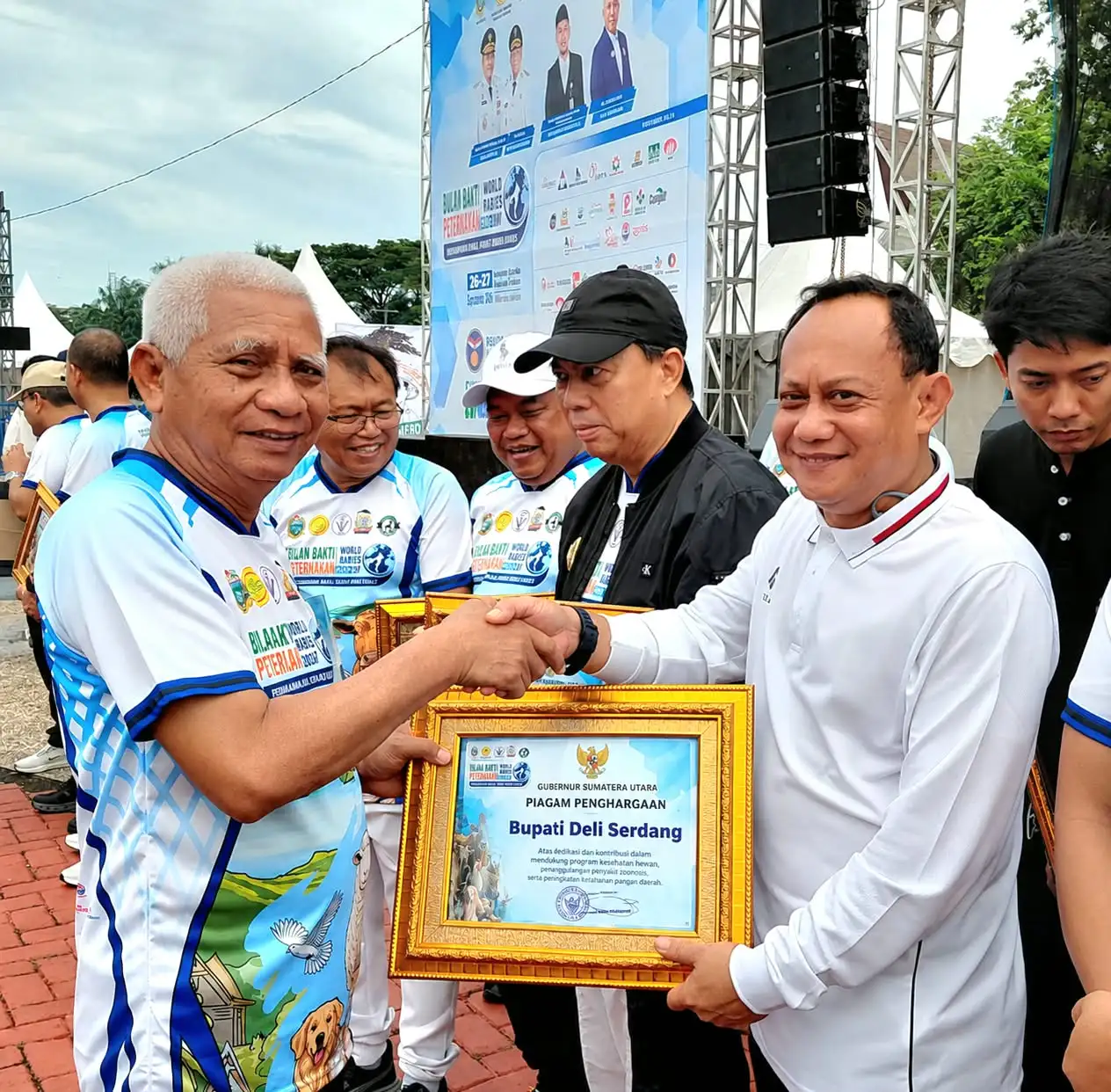 Bupati Deli Serdang Raih Penghargaan Kesehatan Hewan dari Gubernur Sumut