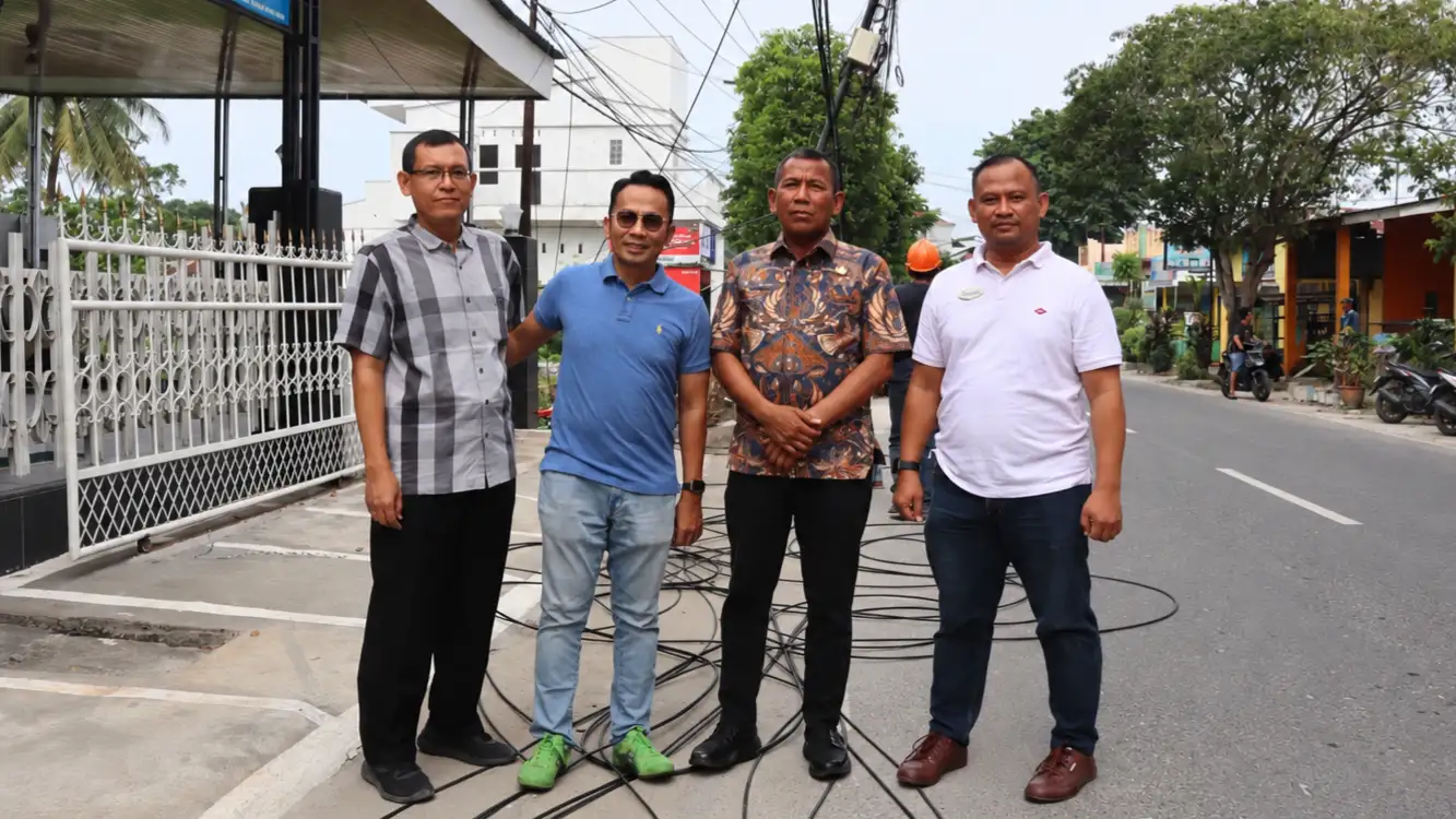 Kabel Fiber Optik di Lima Jalan Lubuk Pakam Ditata ke Bawah Tanah