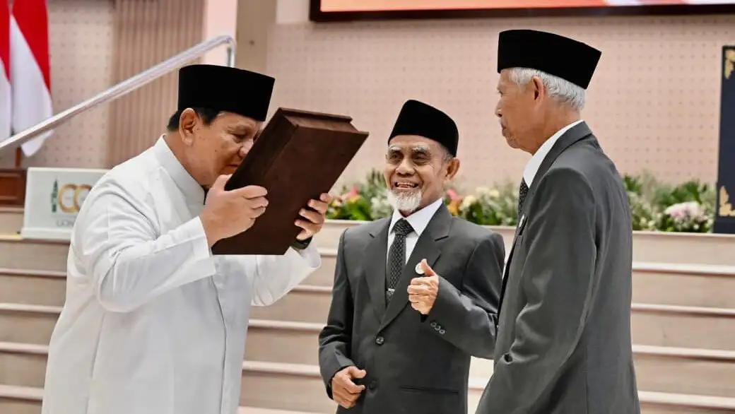 Prabowo Terima Mushaf Al-Qur’an Gontor dan Buku “Gontor untuk Indonesia”