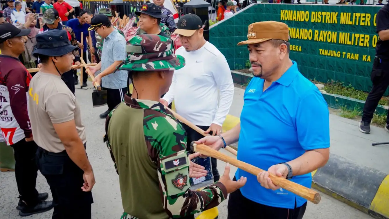 Bupati Batu Bara Pimpin Gotong Royong Bersihkan Tanjung Tiram