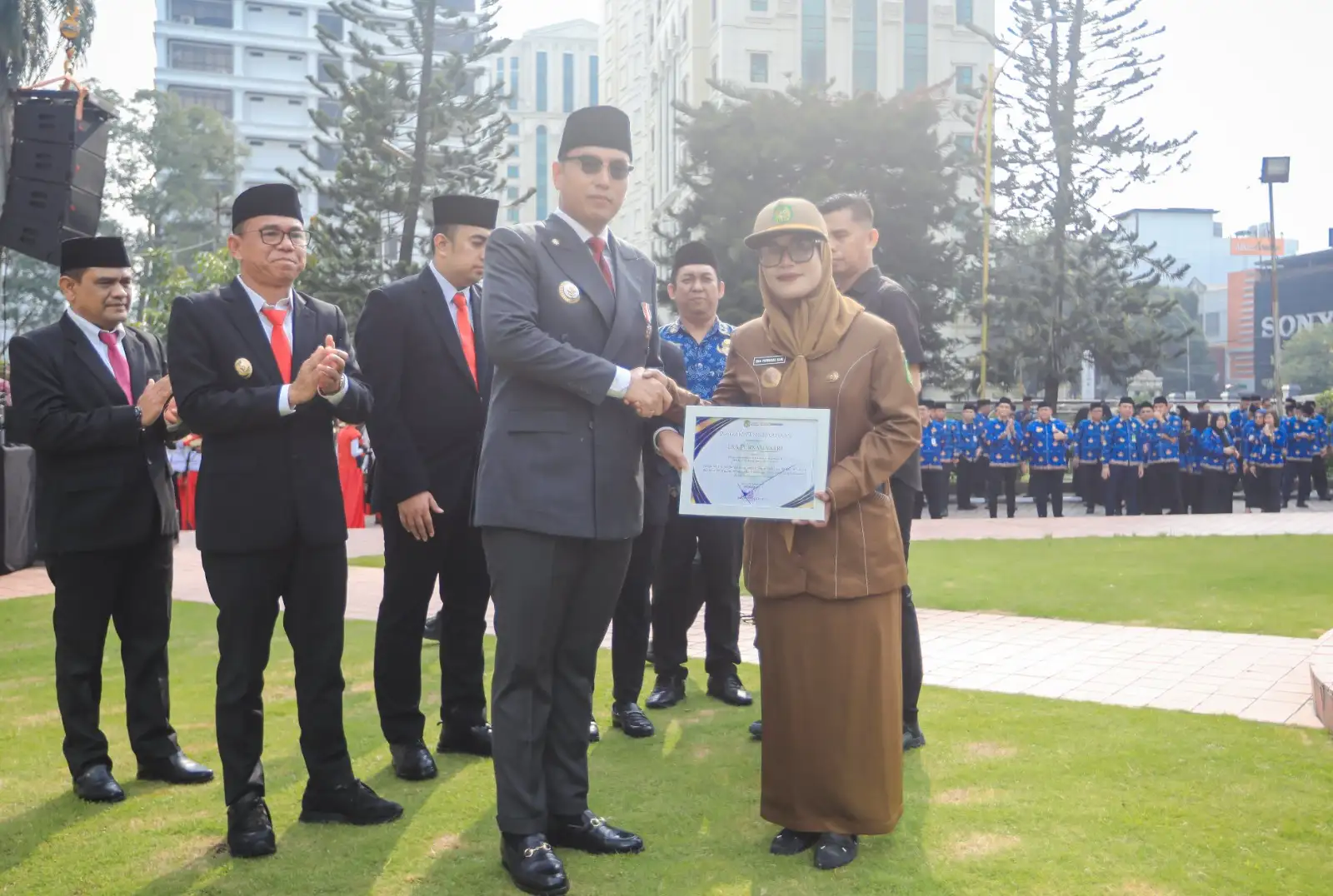Rico Waas Beri Penghargaan kepada Kepling Eka Purnama Sari